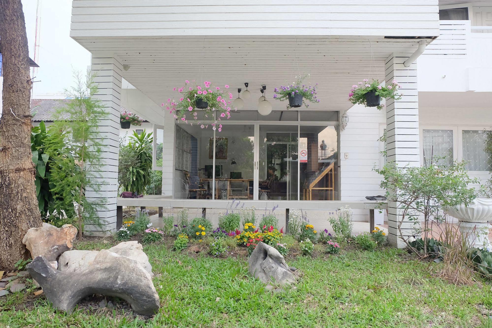 Udee Cozy Bed & Breakfast Chiang Mai Bagian luar foto